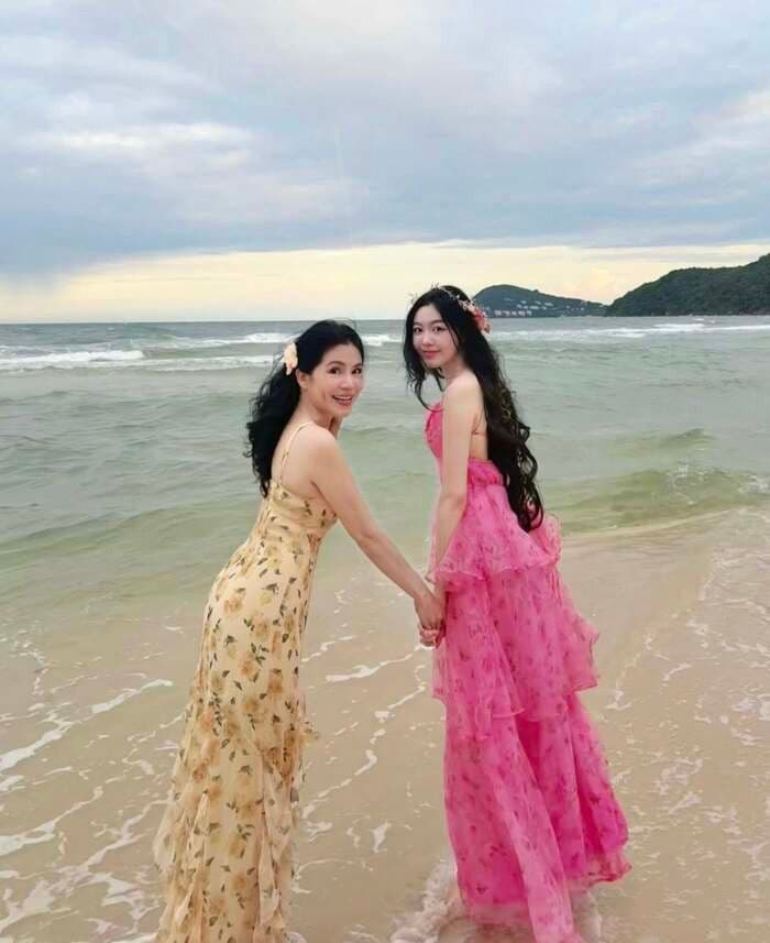 Hòa Minzy và người thân dạo biển, thể hiện khoảnh khắc bình yên và gắn kết trong cuộc sống