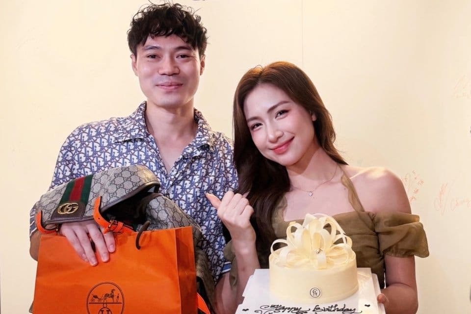 Hòa Minzy và Văn Toàn tươi cười chụp ảnh cùng bánh sinh nhật và quà, thể hiện tình bạn thân thiết