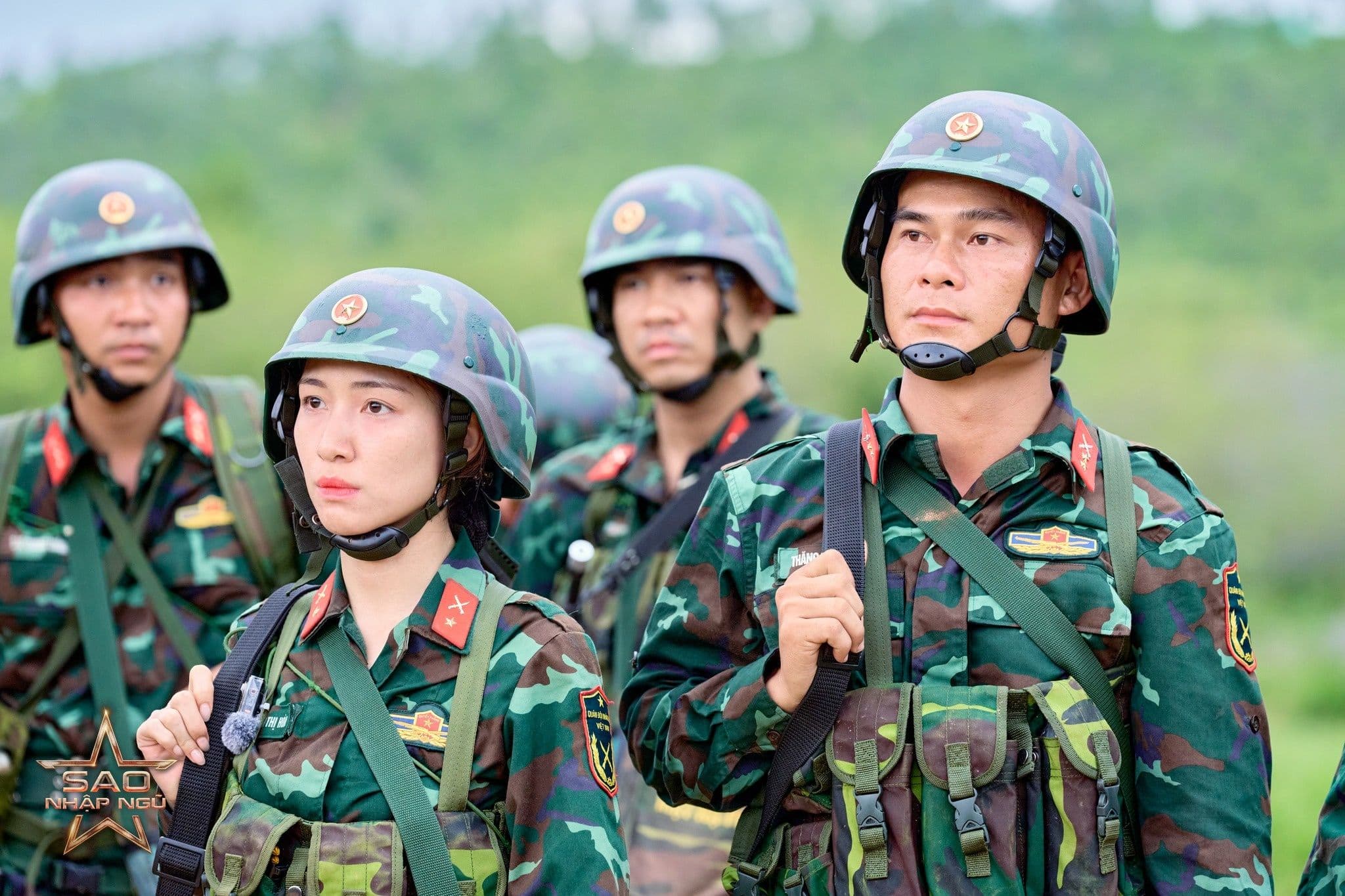 Hòa Minzy với vẻ ngoài tự tin và mạnh mẽ, biểu tượng cho sự kiên cường vượt qua sóng gió.