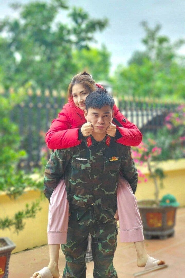 Hòa Minzy vui vẻ cõng bạn trai Đại úy Thăng Văn Cương trong quân phục, thể hiện tình yêu giữa hai thế giới showbiz và quân ngũ.