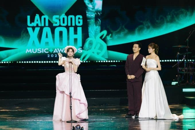 Hòa Minzy xúc động bật khóc khi nhận giải Nữ ca sĩ của năm tại Làn Sóng Xanh 2025