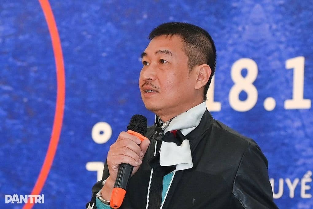 Họa sĩ Lê Thiết Cương, người 'đọc' và 'giải mã' thế giới qua lăng kính tối giản.