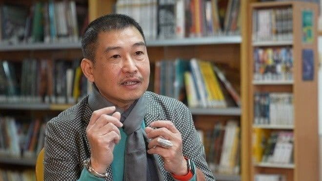 Họa sĩ Lê Thiết Cương trong không gian thư viện, thể hiện sự gắn bó với văn chương.