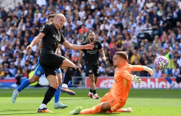 Haaland của Man City ghi bàn vào lưới Brighton tại sân Amex.