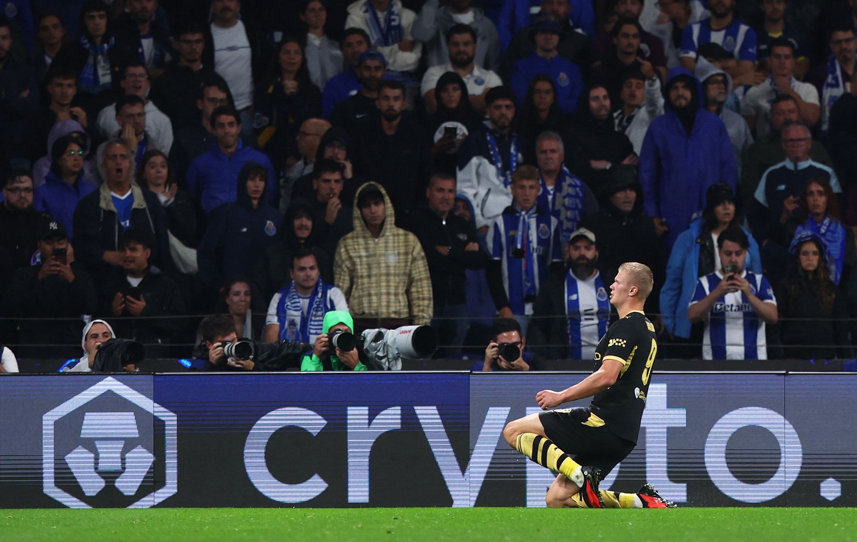 Haaland ăn mừng bàn thắng, thể hiện bản lĩnh Man City tại Champions League