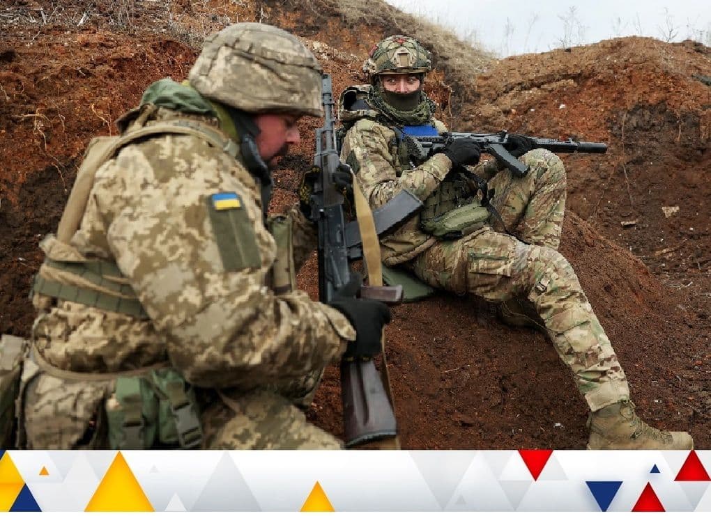 Hai binh sĩ Ukraine trong chiến hào, thể hiện hiện thực khắc nghiệt của chiến trường.