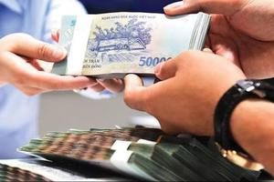 Hai bàn tay đang trao đổi tiền Việt Nam đồng, tượng trưng cho thu nhập và chi tiêu cá nhân.