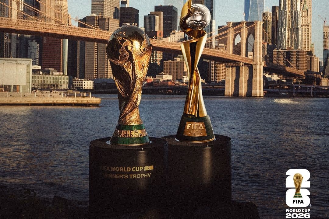 Hai chiếc cúp vàng World Cup 2026 tượng trưng cho mục tiêu của các đội tuyển trên con đường chinh phục giải đấu.