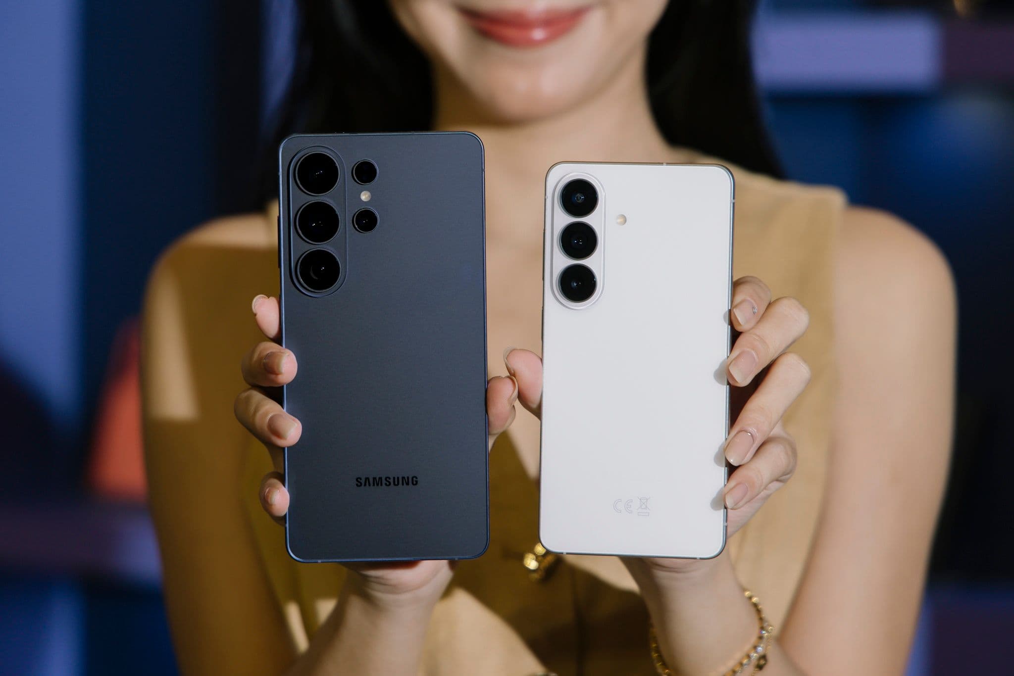 Hai chiếc điện thoại thông minh hiện đại, tượng trưng cho thời gian dài sử dụng thiết bị điện tử của game thủ Esports.