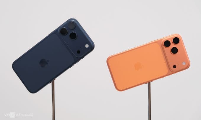 Hai chiếc iPhone 17 Pro Max màu xanh và cam với thiết kế camera mới, tượng trưng cho cơn sốt giá khởi điểm.