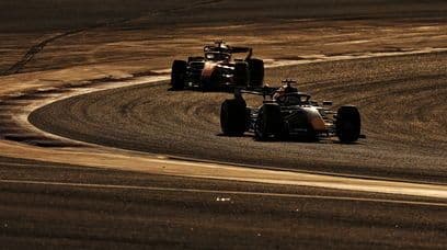 Hai chiếc xe F1 trên đường đua trong buổi thử nghiệm, đại diện cho áp lực R&D và sự đổi mới kỹ thuật.