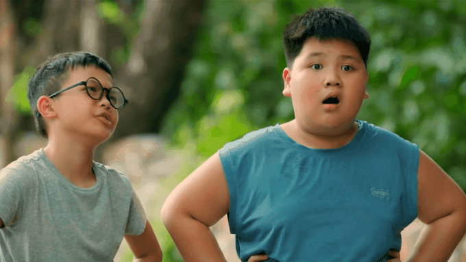 Hai cậu bé trong phim 'Cách em 1 milimet', biểu tượng cho những ký ức tuổi thơ được VTV3 kể lại.