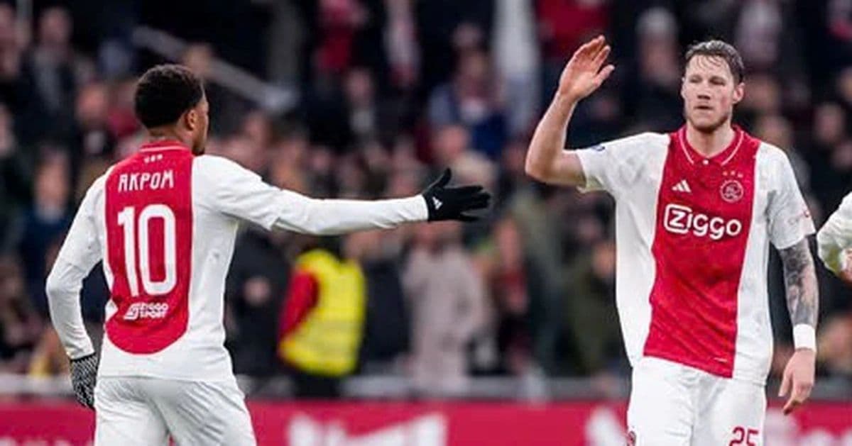 Hai cầu thủ Ajax, bao gồm Akpom số 10, trên sân cỏ thể hiện sức mạnh tấn công của đội.