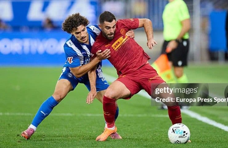 Hai cầu thủ Alaves và Valencia tranh bóng quyết liệt trong trận đấu tại Mendizorroza