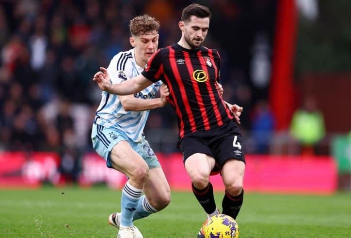 Hai cầu thủ đang tranh chấp bóng quyết liệt, minh họa vai trò của những 'quân cờ' cá nhân quyết định cục diện trận đấu