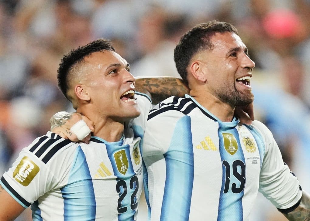 Hai cầu thủ Argentina ăn mừng trong trận đấu, giữa làn sóng phản đối và cáo buộc thiên vị từ phong trào 'Argentina Out'.