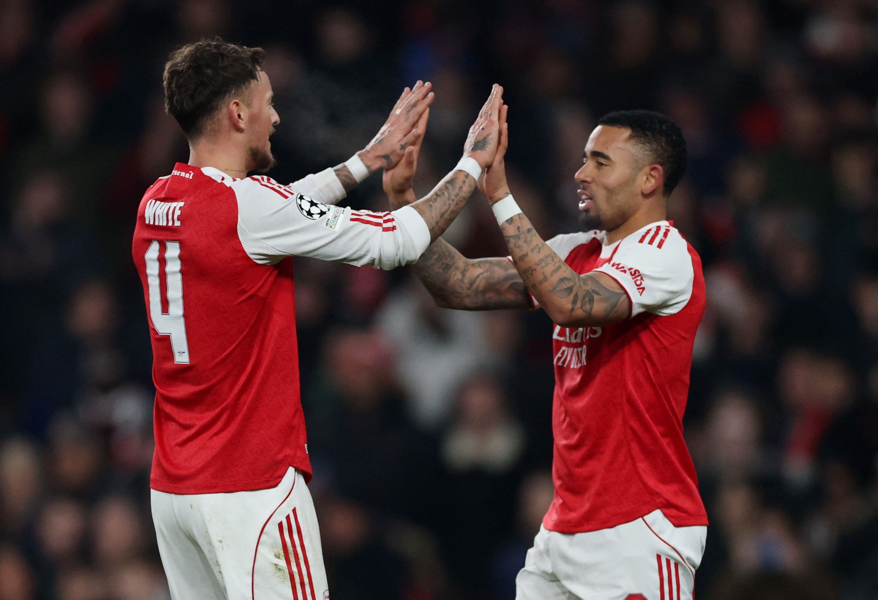 Hai cầu thủ Arsenal ăn mừng, khẳng định đẳng cấp của đội bóng lớn tại Champions League.
