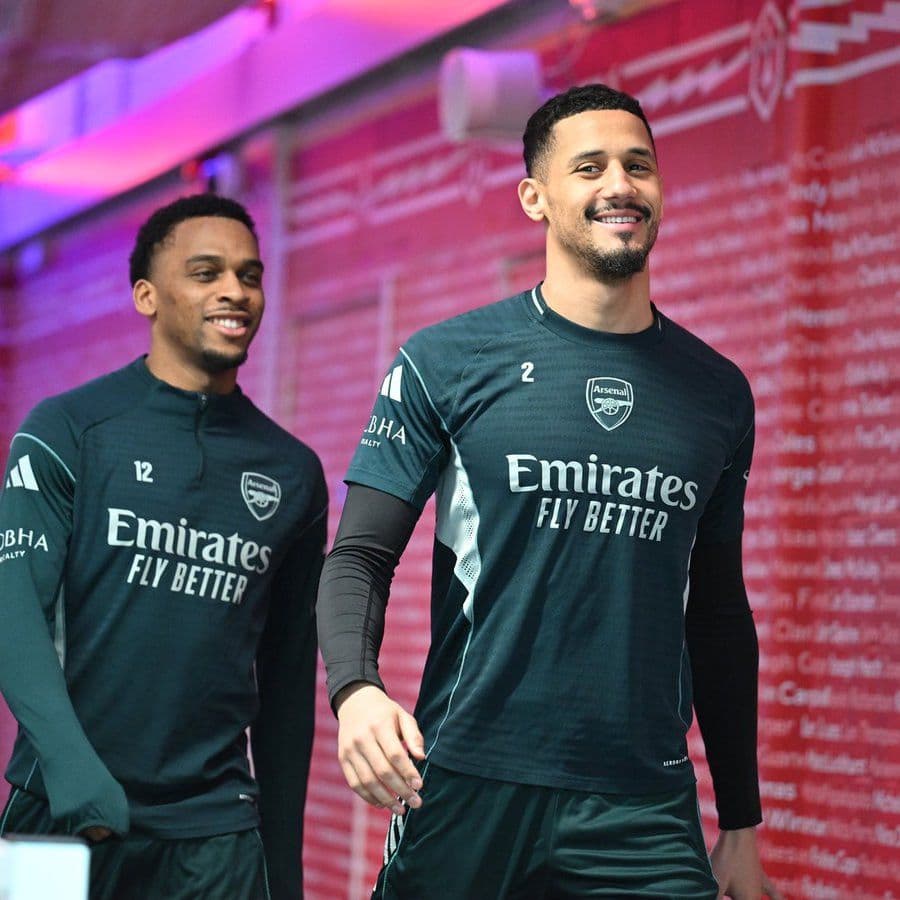 Hai cầu thủ Arsenal, trong đó có William Saliba, bước vào sân, đại diện cho những ngôi sao quyết định của đội.