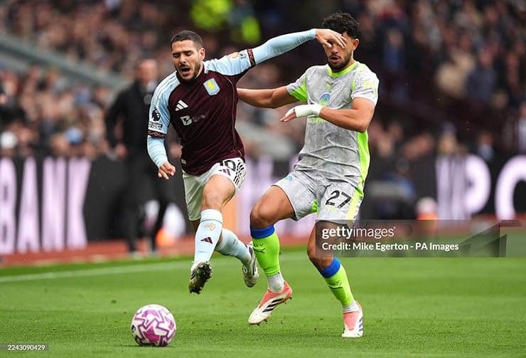 Hai cầu thủ Aston Villa và Man City đối đầu trong trận đấu đỉnh cao.