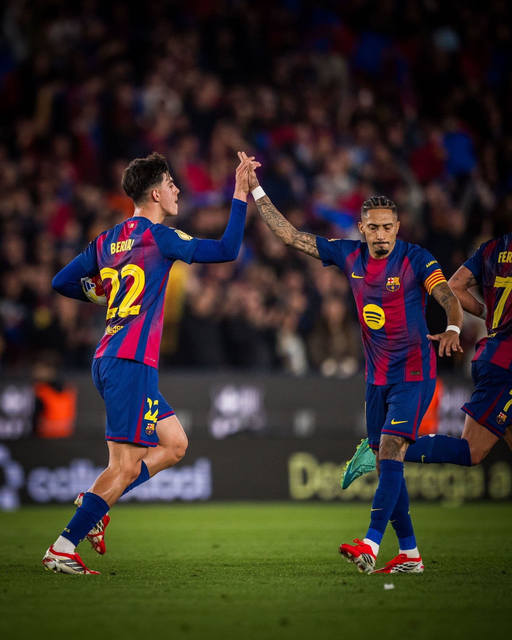 Hai cầu thủ Barcelona ăn mừng bàn thắng, thể hiện khát vọng tấn công mãnh liệt tại Camp Nou.