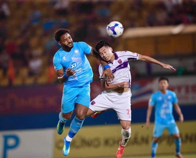 Hai cầu thủ Becamex TPHCM và Thép Xanh Nam Định tranh chấp bóng trên không trong trận đấu V.League