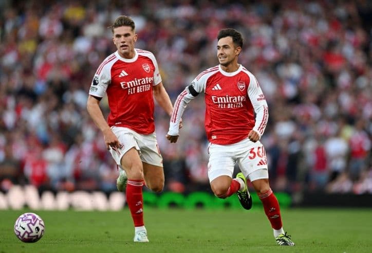 Hai cầu thủ bóng đá đang di chuyển trên sân trong trận đấu.