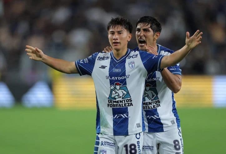 Hai cầu thủ bóng đá ăn mừng bàn thắng trong trận đấu