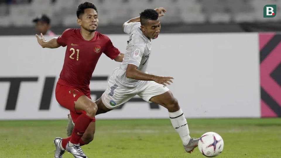 Hai cầu thủ bóng đá Timor Leste và Indonesia tranh bóng trong trận đấu ASEAN Cup 2026