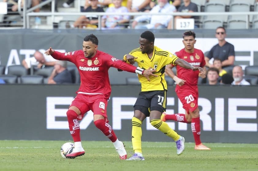 Hai cầu thủ bóng đá Toluca và Montréal tranh chấp bóng trong trận đấu Leagues Cup