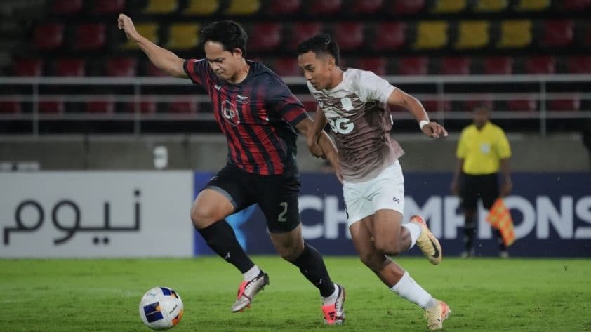 Hai cầu thủ bóng đá tranh bóng quyết liệt trên sân cỏ trong một trận đấu AFC Champions League Two.