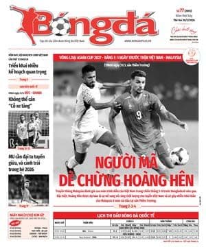 Hai cầu thủ bóng đá tranh chấp bóng quyết liệt, minh họa cuộc chiến chiến thuật trên sân.