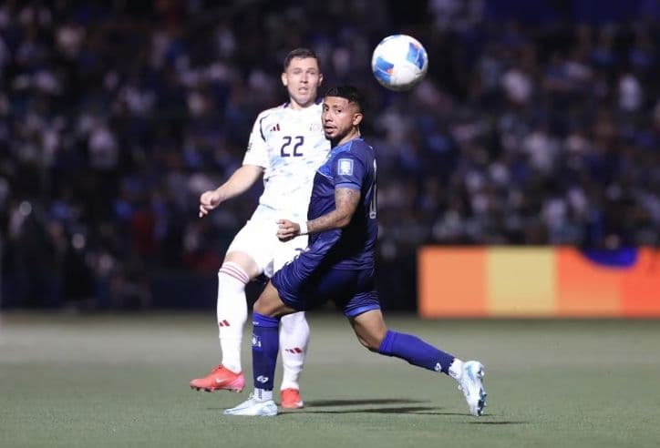 Hai cầu thủ bóng đá tranh chấp bóng quyết liệt, tượng trưng cho cuộc đối đầu chiến thuật trên sân.