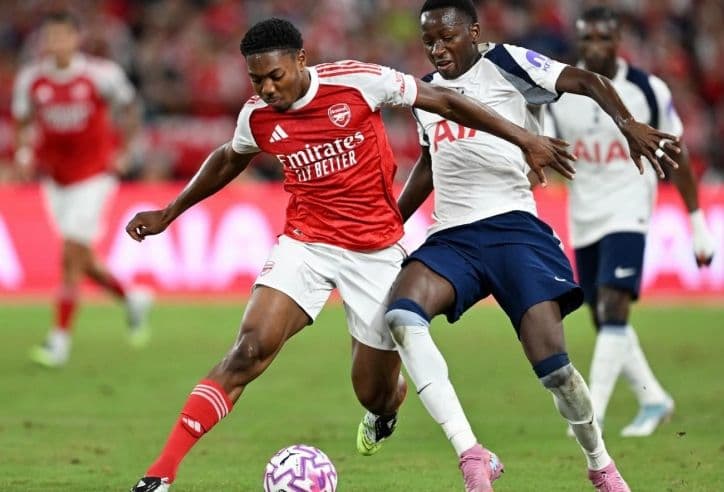 Hai cầu thủ bóng đá tranh chấp bóng quyết liệt trên sân