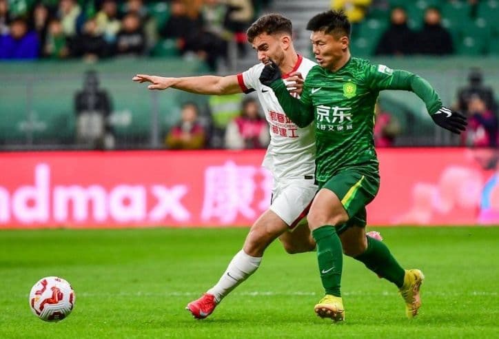 Hai cầu thủ bóng đá tranh chấp bóng trên sân cỏ, thể hiện sự cạnh tranh của Union SG.