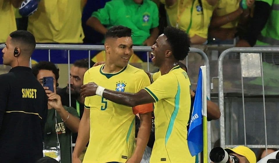 Hai cầu thủ Brazil Casemiro và Vinicius Junior ăn mừng bàn thắng trong trận đấu với Panama.