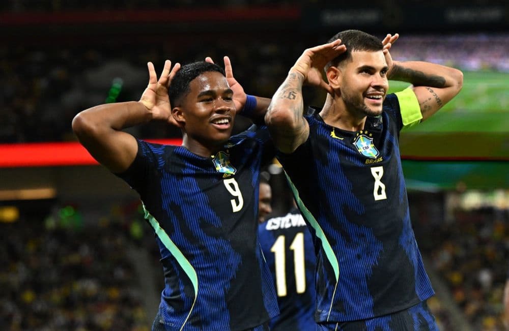 Hai cầu thủ Brazil ăn mừng bàn thắng, thể hiện thế hệ vàng mới của Seleção.