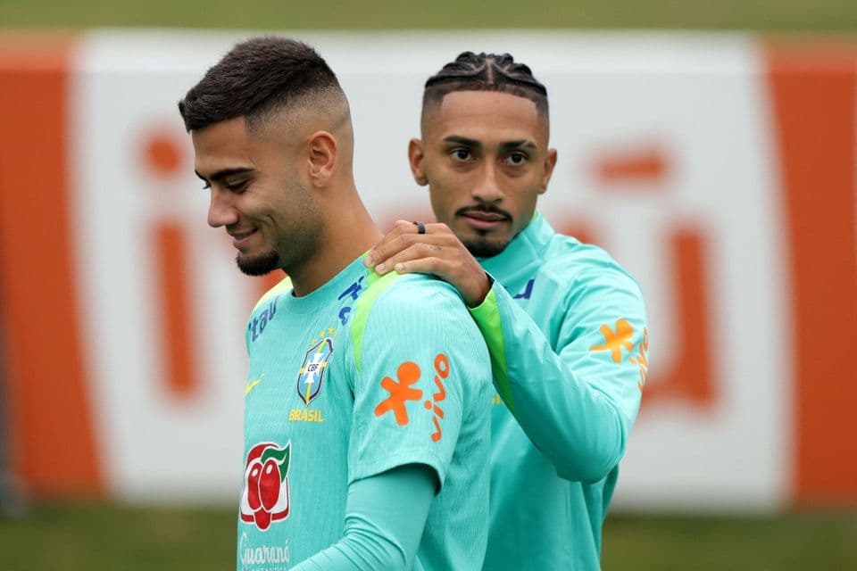 Hai cầu thủ Brazil trong buổi tập, thể hiện sự chuẩn bị của đội cho trận đấu quan trọng.