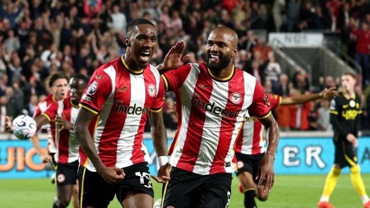 Hai cầu thủ Brentford ăn mừng bàn thắng, thể hiện sự vỡ òa cảm xúc và khoảnh khắc bất ngờ trong bóng đá trực tiếp.