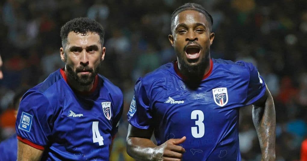 Hai cầu thủ Cape Verde ăn mừng trên sân, biểu tượng cho giấc mơ World Cup và tinh thần chiến đấu quả cảm.