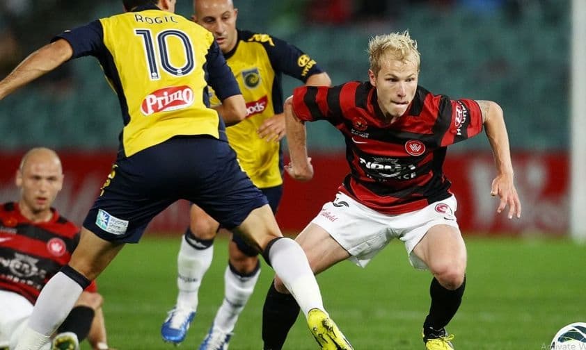 Hai cầu thủ Central Coast Mariners và Western Sydney Wanderers đối đầu trong trận đấu A-League.