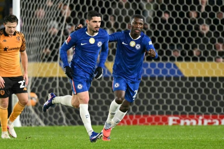 Hai cầu thủ Chelsea ăn mừng bàn thắng trong trận đấu FA Cup với Hull City, một cầu thủ Hull City đứng gần khung thành.