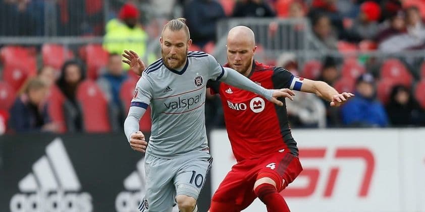 Hai cầu thủ Chicago Fire và Toronto FC tranh bóng quyết liệt trong trận đấu.