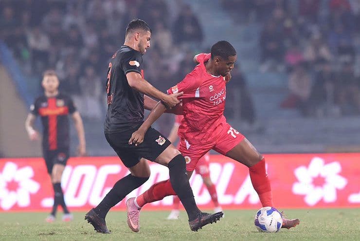 Hai cầu thủ Công an Hà Nội và Ninh Bình tranh chấp bóng quyết liệt trên sân Hàng Đẫy.