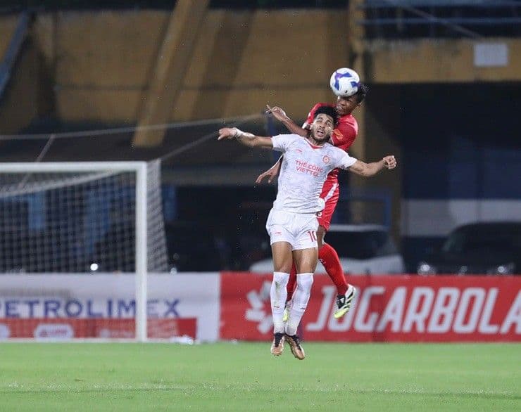 Hai cầu thủ Công an Hà Nội và Thể Công Viettel tranh chấp bóng bổng trong trận derby.