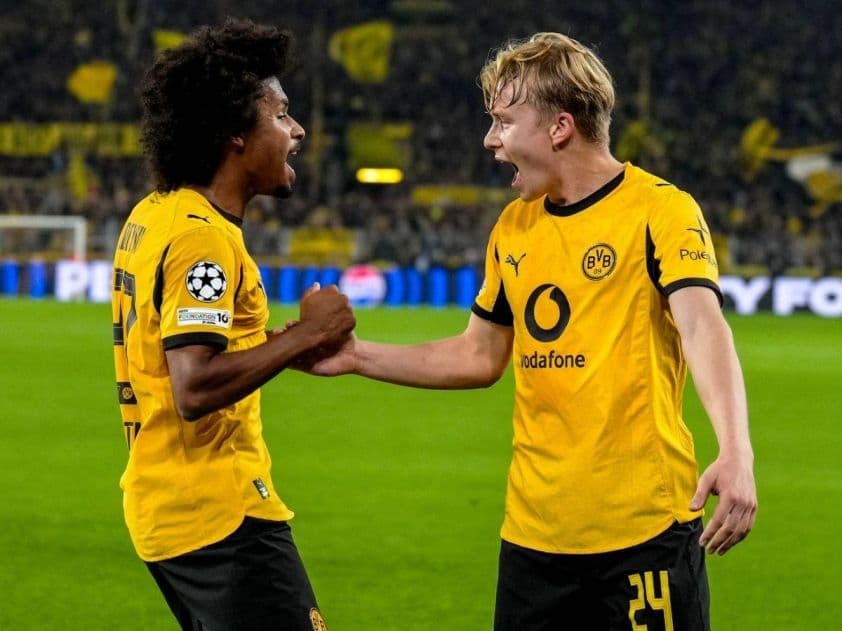 Hai cầu thủ Dortmund ăn mừng bàn thắng, thể hiện lợi thế sân nhà trước trận đấu với RB Leipzig.