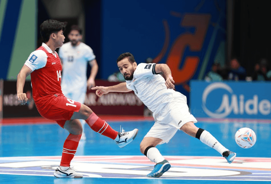 Hai cầu thủ futsal tranh chấp bóng quyết liệt, thể hiện áp lực cao của vòng knock-out tại Giải Futsal châu Á.