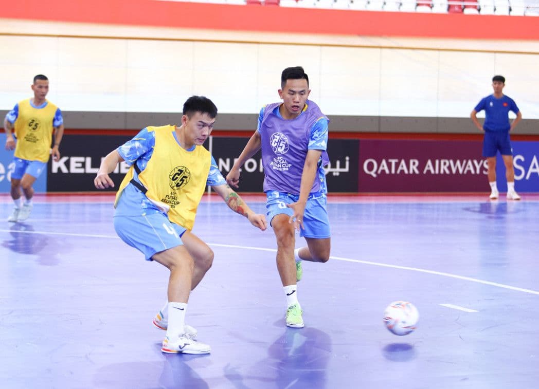 Hai cầu thủ Futsal Việt Nam tranh bóng quyết liệt trên sân tập