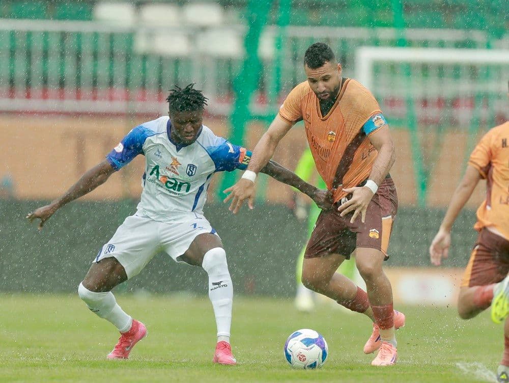 Hai cầu thủ Hoàng Anh Gia Lai và Sông Lam Nghệ An tranh chấp bóng quyết liệt dưới mưa.