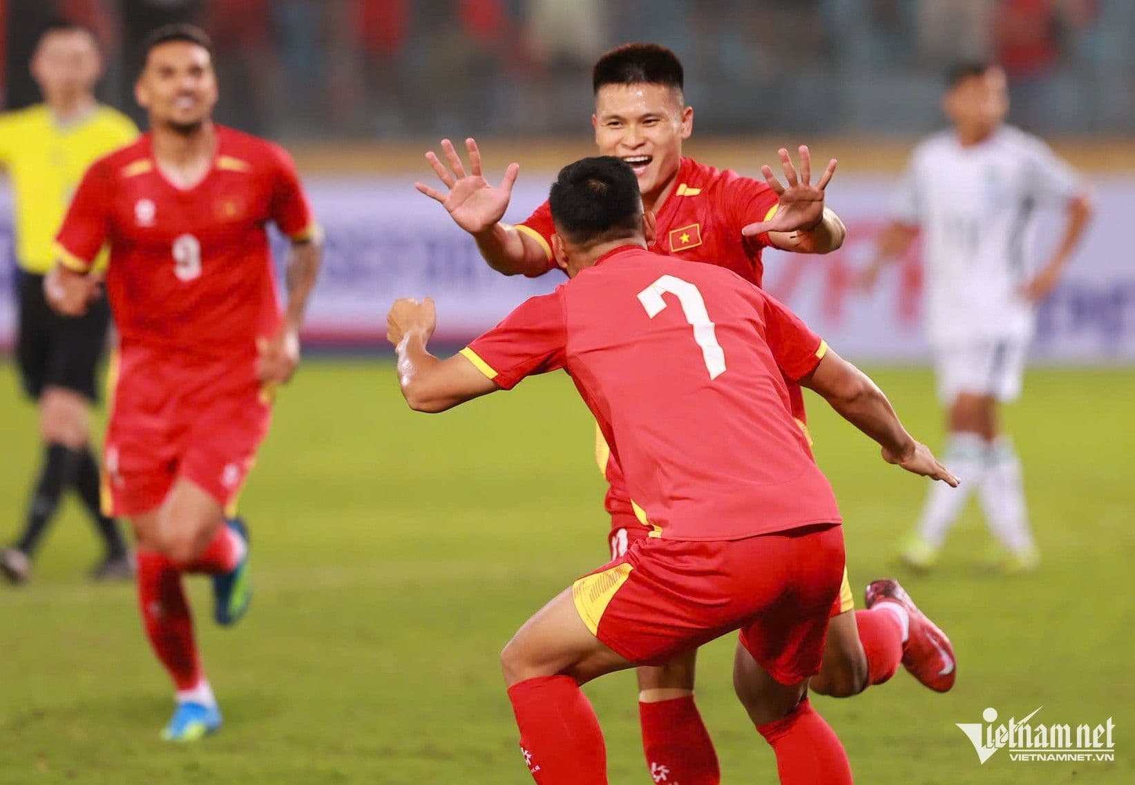 Hai cầu thủ đội tuyển Việt Nam ăn mừng bàn thắng, thể hiện tinh thần đồng đội
