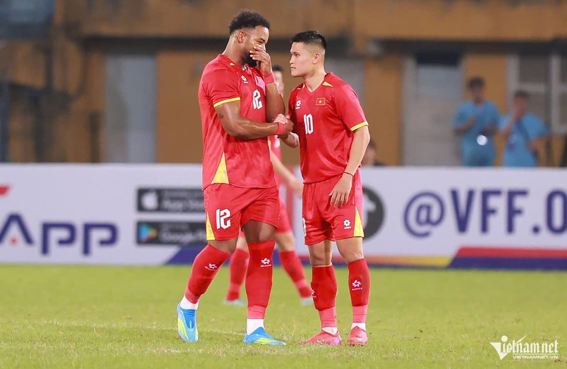 Hai cầu thủ đội tuyển Việt Nam trao đổi trên sân, thể hiện tinh thần đồng đội